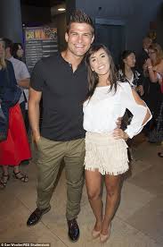 Born in miami, florida, manrara was originally a salsa dancer, learning from her cuban family. Strictly Come Dancing S Janette Manrara Shows Off Her Sparkling Engagement Ring Daily Mail Online