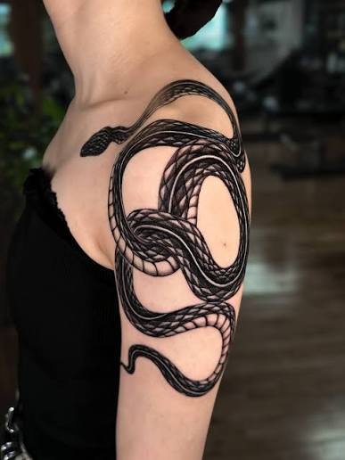 ＶＩＣ 🥀 | Noodle on the shoulder cap really sets the tone for the rest of the arm🐍 Email to book. . . . . . #SnakeTattoo #FinelineTattoo... | Instagram