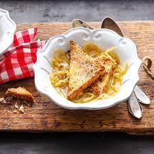 Franzosische Zwiebelsuppe Mit Gruyere Rezept Franzosische Zwiebelsuppe Zwiebelsuppe Lebensmittel Essen