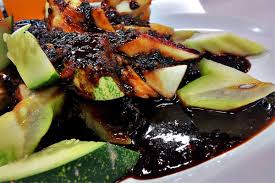 Rojak yang dilengkapi dengan keropok sotong dan buah. Kuah Rojak 4 Jam Masak Lama Baru Tahan Untuk Simpanan Gerenti Sedap Punya