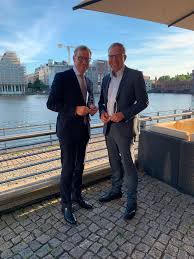 Sie ist ein tochterunternehmen der daimler ag. Volksbank In Der Ortenau Holt Den Gesamtsieg Als Innovativste Bank Volksbank Eg Die Gestalterbank
