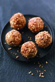 Larousse Cuisine Truffes Au Chocolat Blanc Et Au Pralin Truffes Au Chocolat Recette Truffe Chocolat Truffe Chocolat Blanc