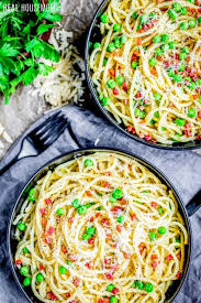 Pasta Carbonara Is A Creamy Cheesy Pasta Tossed With Crisp Prosciutto And Bright English Peas It S A Classic Italian Carbonara Pasta Carbonara Pasta Dinners