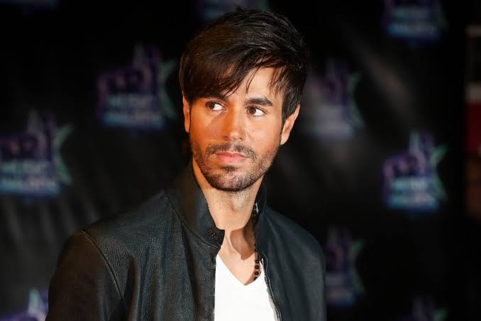 Enrique Iglesias continúa delicado de salud, cancela otro concierto