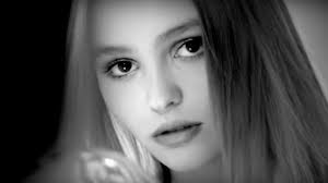 Musique de la pub chanel n° 5 avec marion cotillard (2020). Video Lily Rose Depp Les Premieres Images De Sa Pub Pour Le Dernier Parfum Chanel Voici