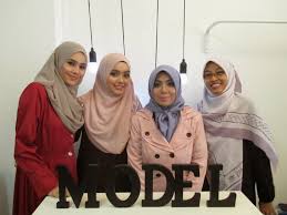 Memiliki kemampuanbakat khusus seperti menari menyanyi musik modeling. Pencarian Model Muslimah Kini Bermula Azwar Syuhada