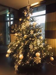 Weihnachtsbaum Komplett Weiss Geschmuckt In Der Empfangshalle Vom Hotel Weihnachtsdekoration Urlaub Dekorieren Christbaum