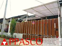 Pagar besi minimalis dengan warna putih terkesan lembut dengan dominasi garis vertikal. Http Bit Ly 2ccasrv Pagar Minimalis Modern Motif Kayu Grc Di Graha Aradea Pagar Dorong Pagar Minimalis Modern Motif Kayu Grc Di G Modern Minimalis Rumah
