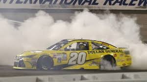 Nascar races generally last anywhere from 1.5 to 4 hours, depending on the length of the race, number of laps and track conditions. Kenseth Gives Jgr 1 More Win Before Nascar S Playoffs Begin Wluk