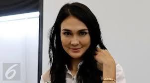 Belum Mandi, Luna Maya Melenggang ke TPS Demi Pilkada 2017
