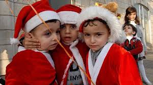 Natal (dari bahasa portugis yang berarti kelahiran) adalah hari raya umat kristen yang diperingati setiap tahun oleh umat kristiani pada tanggal 25 desember untuk memperingati hari kelahiran yesus kristus.natal dirayakan dalam kebaktian malam pada tanggal 24 desember; Nazaret Kota Kelahiran Yesus Batalkan Perayaan Natal Ini Alasannya Tribun Pontianak