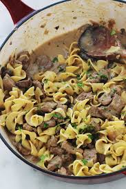 Delicieux Plat Facile Et Rapide Des Nouilles Au Boeuf Sauce Stroganoff Du Steak De Boeuf Emince Nouilles Au Boeuf Recette Plat Facile Plat Facile Et Rapide