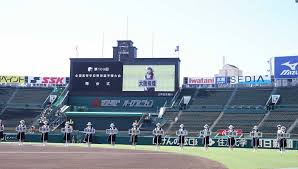 大会旗および 優勝旗 の色は 深紅 。. F70xmmsgw4znim