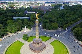 The expansive tiergarten sprawls 519 acres from central berlin westward and attracts visitors looking for respite from the city's clamor. Datei Siegessaule Berlin Tiergarten Jpg Wikipedia