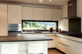 Dank Dem Breiten Fenster Kann Beim Kochen Der Blick In Die Natur Genossen Werden Wohnidee By Woonio Idee Per La Cucina Arredamento Casa Arredamento