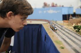 Model railroad fans pack Collinsville show