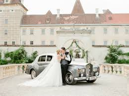 Standesamtliche trauung im freien vor dem schloss: Melanie Nedelko Timeless Storytelling Hochzeitsfotograf In Osterreich