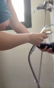 La blume se folla el juguete en la ducha