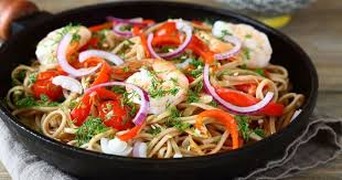 Nouilles Sautees Aux Crevettes Et Legumes Au Wok Recette Wok De Legumes Nouilles Sautees Aux Crevettes Recettes Wok