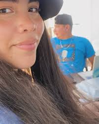 Resumen de los días en el @enrjchitre #45 ✨, Foto 1: se modela el t shirt  frontal, bien aesthetic. , Foto 2: le digo a @barm.17 el fondo promete, las  veraneras se quieren hacer notar en nuestras fotos ...