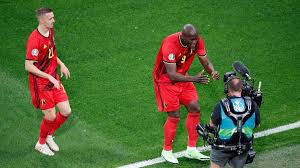 أحرز ثلاثية بلجيكا كل من روميلو لوكاكو في (د.27) وإدين هازارد في (د.38) ومروان فيلايني في (د.90+2). Ù„ÙˆÙƒØ§ÙƒÙˆ ÙŠÙ‡Ø¯ÙŠ Ù‡Ø¯ÙÙ‡ ÙÙŠ Ù…Ø±Ù…Ù‰ Ø±ÙˆØ³ÙŠØ§ Ø¥Ù„Ù‰ Ø²Ù…ÙŠÙ„Ù‡ Ø¥Ø±ÙŠÙƒØ³Ù†