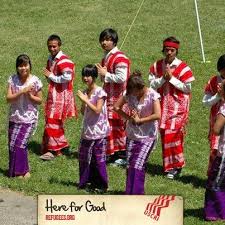 In Neighborhoods Across The Country Americans Are Getting Out Of Their Houses And Into The Spring Newly Arrived Refugees Karen People Refugee Beautiful Photo