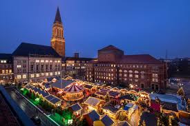 Das Weihnachtsdorf Auf Dem Kieler Rathausplatz Mit Vielen Schonen Standen Einer Fliegenden Kogge Und Nostalgischem Karussell Rathaus Weihnachtsdorf Dorf
