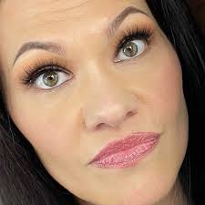 Lisa Sullins's Instagram, Twitter & Facebook