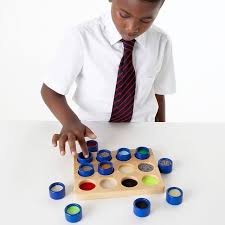 het voel en zoekbord is een bijzondere variant op het bekende memory spel waarbij motoriek geheugen en tast gestimuleerd worden maar peg jump peg instagram