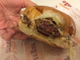 Secara peribadi, sudah banyak kali kami sekeluarga singgah untuk makan tengahari dan makan malam di tengok sahaja harga burger, benjo, roti johan, nasi goreng dan banyak lagi menu lain ramly bistro, ia adalah harga yang lebih murah berbanding. The Viral Street Burgers From Sixty Bites At Ttdi Are Worth The Hype