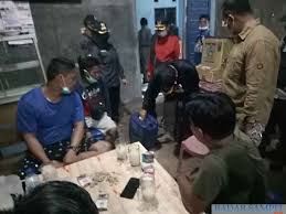 Untuk mengoptimalkan kinerja satpol pp perlu dibangun kelembagaan satpol pp yang mampu satpol pp mempunyai tugas menegakkan perda dan menyelenggarakan ketertiban umum dan pak saya perempuan ,saya minat jd pekerja seperti satpol pp , cara pendaftarannya bagaimana ya pak ? Bos Miras Ilegal Di Kotim Licin Radarsampit Com