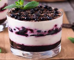 Yogomisu Tiramisu Au Yaourt Et Aux Fruits La Recette Facile En 2020 Recette Facile Recette Myrtille Dessert