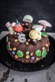 kindergeburtstag marmorkuchen mit schokoglasur schokokussen und sussigkeiten deko trickytine marmorkuchen kuchen kindergeburtstag schokoglasur