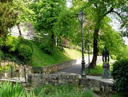 Le pic vert (picus viridis), connu aussi sous le nom de pivert, est une espèce d'oiseaux appartenant à l'ordre des piciformes de la famille des picidae. Le Jardin Vert Patrimoine Culturel Angouleme Infiniment Charentes