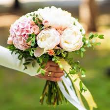 Eines der wichtigsten accessoires für die braut ist der hochzeitsstrauß. Brautstrauss Weiss Apricot Grosse Bildergalerie Mit Weiteren Beispielen Hochzeitsbrautstrauss Nelke Hochzeit Brautstrauss