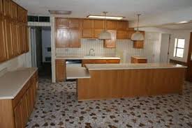 Permukaan keramik yang digunakan sebagai penutup lantai sengaja dibuat sedikit bertekstur dan terasa agak kasar agar orang yang menginjak melewatinya tidak terpeleset. Keramik Lantai Dapur Minimalis Modern Interior Rumah 2946 Toko Aj Bangunan Surabaya
