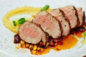kuliˈnɛːr wat te maken heeft met koken en lekker eten © kernerman spellingcorrect gespeld: Culinair Vlees Zit Eigenlijk Vol Met Water Koken Eten Ed Nl