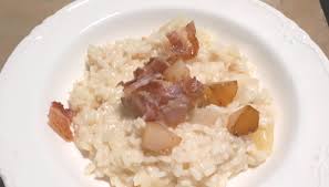 Aggiungete un'altra mestolata di brodo nella casseruola con il riso, mescolando di tanto in tanto. Risotto Pere E Taleggio Con Speck Croccante La Versione Pavese