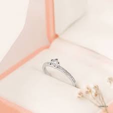 Saat sedang mandi tentu ada beberapa orang yang akan melepas cincin mereka, namun ada beberapa juga yang terlepas karena licin oleh sabun dan sejenisnya. Wajib Tahu Ini Perbedaan Cicin Kawin Dan Cincin Tunangan