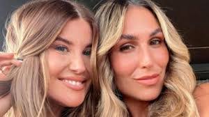 Sara Land's Instagram, Twitter & Facebook