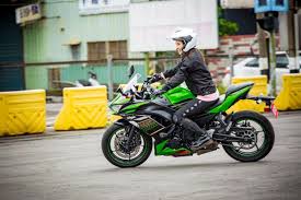 1 day ago · 23歲重機女神「痞幼」甜美火辣，據傳擁有上億豪宅、8棟別墅，以及多輛百萬名車，近日卻被爆出有多達4段不雅性愛片在網路上瘋傳。他隨後公布. é‡æ©Ÿå¥³ç¥ž ä½•ç¾Ž ç«è¾£è‹±å§¿ ç'°å³¶å•¦ é–‹æ–°èžopen News