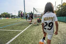 Un meci obișnuit de fotbal este alcătuit din 2 perioade de timp (reprize) de câte 45 de minute fiecare. Tot Ce Voiai SÄƒ È™tii Despre Meseria De Comentator In Romania Ion Alexandru La Golul Lui Culio MÄƒ Injurau SoÈ›iile JucÄƒtorilor De La Roma