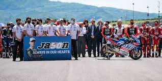 Dupasquier, hijo de un piloto de motocross, pudo haber llegado antes al mundial de velocidad, pero una seria fractura del fémur derecho le impidió formar. Isosekre Zar2m