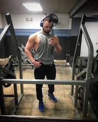 Current Physique Not Bad For An Off Diet And Training 3 4days A Week Slowly Trying To Trim Down And Lean Out Get Back Ilivefit Style Physique Sporty