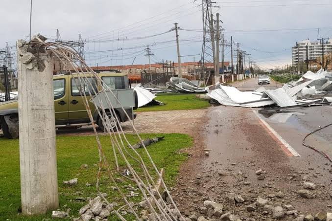 Temporal deixa quase 300 mil imóveis sem energia e provoca destruição no Sul