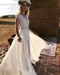 Semplice non è sinonimo di austero, contrariamente a quanto si possa pensare, un capo semplice e indossato con eleganza dona armonia alle forme del corpo e le perfeziona in maniera totalmente naturale. Le Ronca Sposi Atelier Abiti Da Sposa Sposo E Cerimonia Facebook