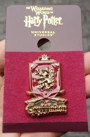 This stitch marker set includes the four hogwarts house mascots: Wizarding World Of Harry Potter Trading Pin Gryffindor Mascot Quidditch Broom Hedgehogs Corner
