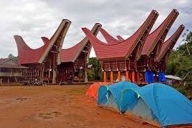 Ada banyak suku yang menghuni provinsi yang beribukota di makassar ini, di antaranya suku bugis, suku mandar, suku toraja, suku makassar, dan lain sebagainya. Atap Rumah Tradisional Simbol Budaya Ikonis Halaman All Kompas Com