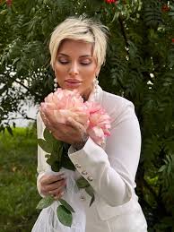 Немного нежности … #цветы #новосибирск #девушка #женщина #стиль #блондинка #короткаястрижка #пикси #красота #красиво #красиваяприческа #макияж #стиль