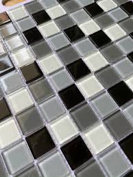 Gạch mosaic thủy tinh trắng đen xám